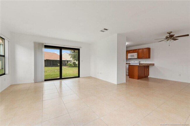 Building Photo - 1496 SE Colchester Cir