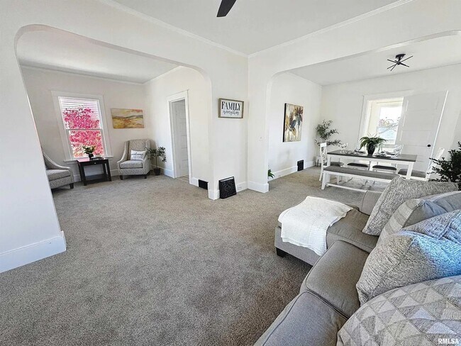 Building Photo - 3 Bedroom Rental in Moline