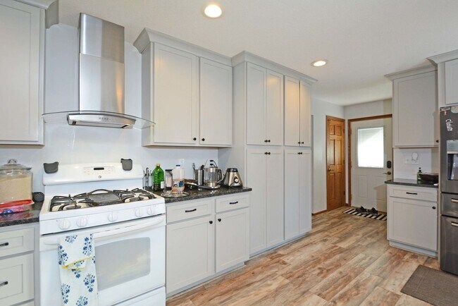 Building Photo - Spacious 4 bedroom home in Beautiful Prior Lake, MN