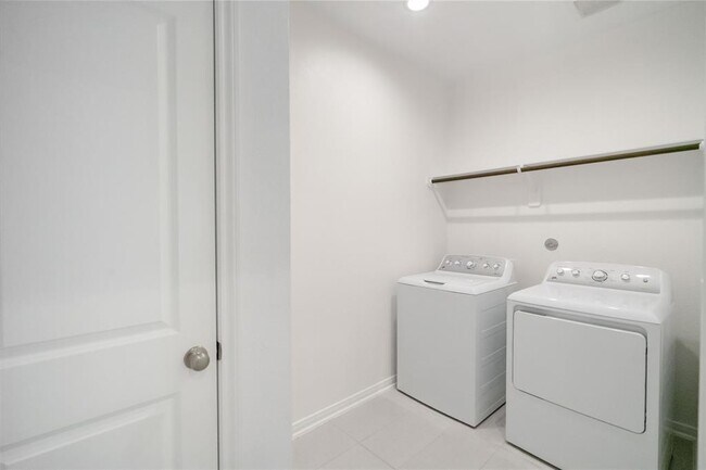 Building Photo - 623 Silver Pear Ct