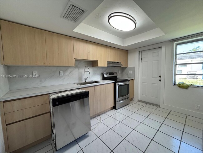 Building Photo - 5904 SW 27th St