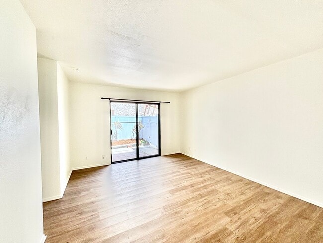 Building Photo - Oxnard | Welcome to the Pearl of Oxnard Du...