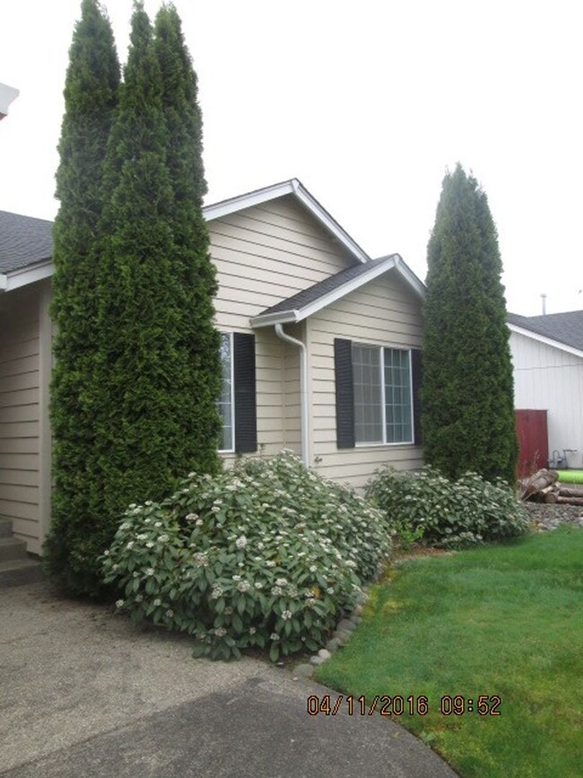 Building Photo - Wonderful 3 bedroom 2 bath home with garag...