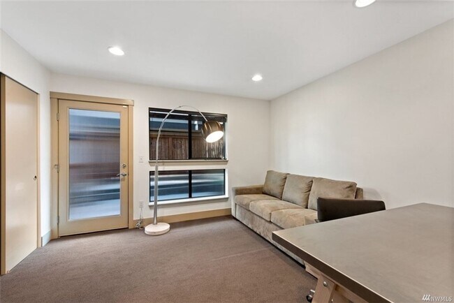 Building Photo - 2Bd/1.75Ba Seattle Townhouse