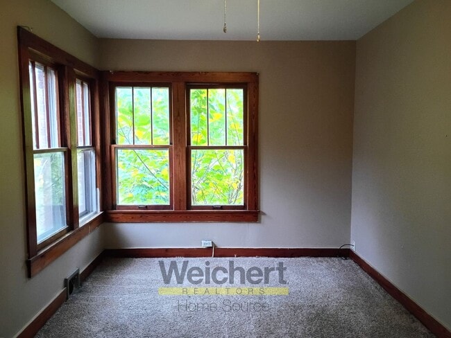 Building Photo - 3BR Home with Basement, Screened Porch & Garage