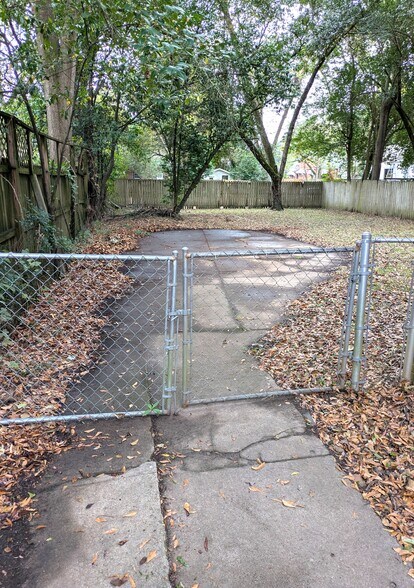 Building Photo - 1910 Madison Ave