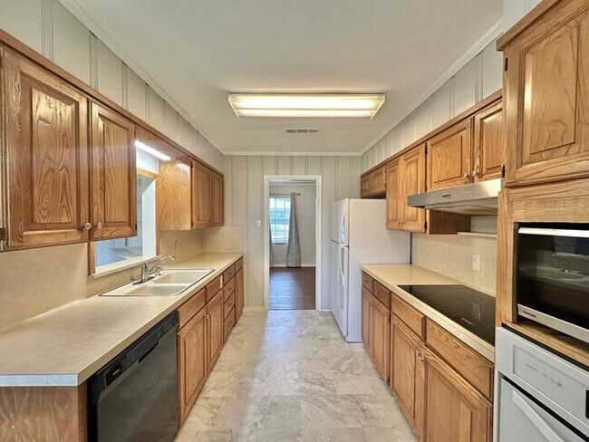 Building Photo - Spacious 3-Bed, 2-Bath Home with Large Sho...