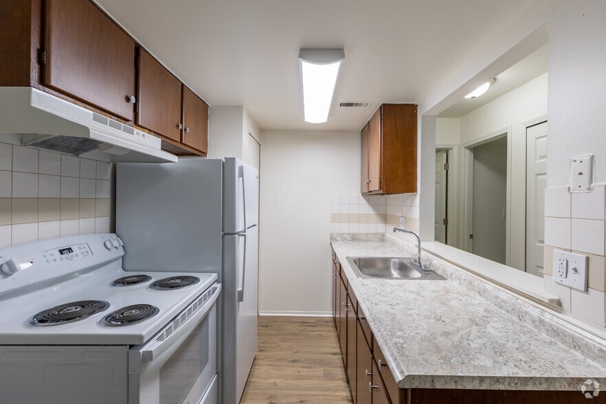 1BR, 1BA - 700SF - Kitchen - Metro Woods Apartments