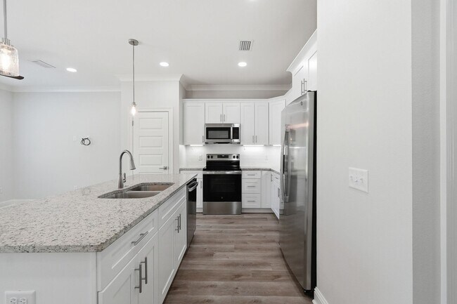 Building Photo - 699 Woodlawn Ave