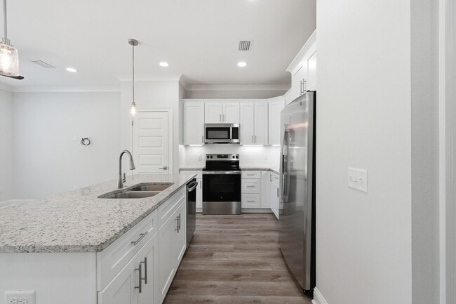 Building Photo - Brand-New 3 Bedroom Townhome in Fort Walton Beach!