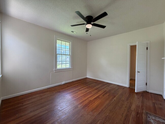 Building Photo - Charming 2/1 House in Celanese- $1,595