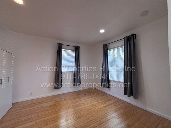 Building Photo - Downtown Roseville - 2 Bed, 1 Bath - Single Level Bungalow - Landscaping Included - Utilities Inc...