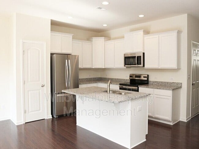 Building Photo - 326 Duchart Lane