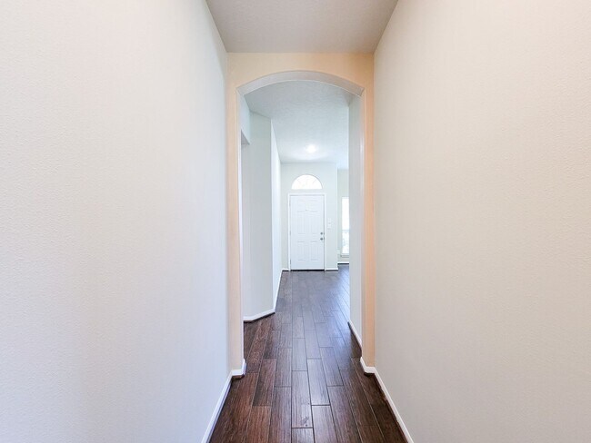 Building Photo - BEAUTIFUL 3 BEDROOM 2 BATH WITH WOOD TILE THROUGHOUT THE HOUSE!