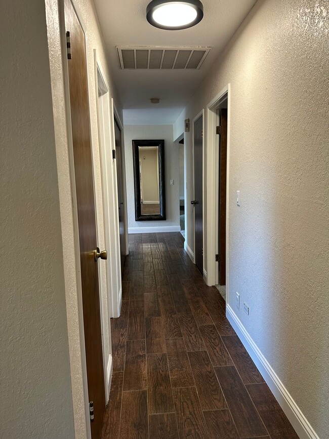 Building Photo - Beautifully maintained home in a peaceful setting