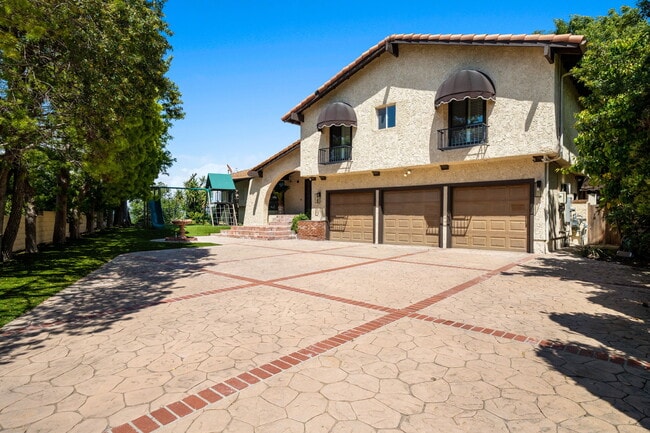 Building Photo - 16946 Encino Hills Dr