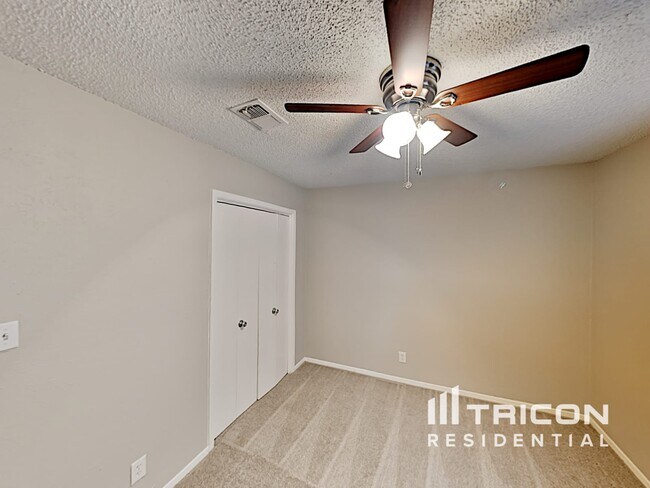 Building Photo - 9941 Farmington Dr