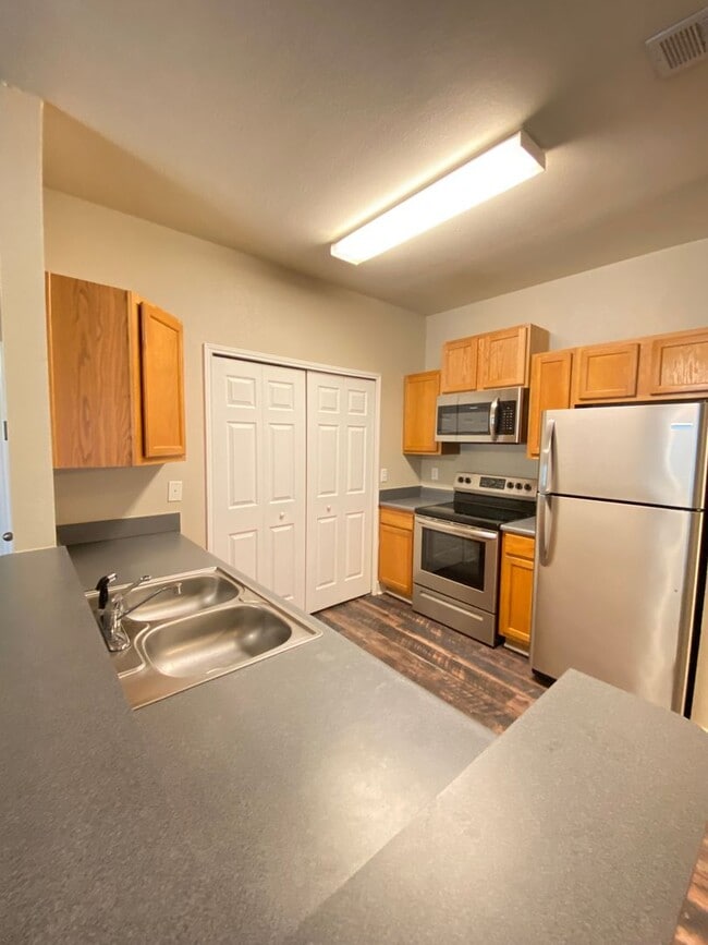Building Photo - 3Bed/2Bath Available September 2025!