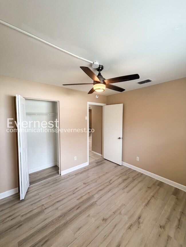Building Photo - 3 Bed/2 Bath Home with Garage / Pet-Friendly / Vouchers Accepted / Available Now!