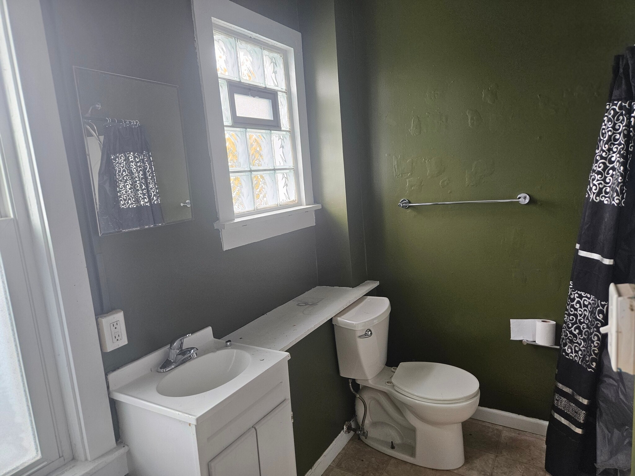 Bathroom with tub - 1119 Albers St SW