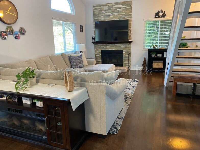 Building Photo - 265 Voyager Dr