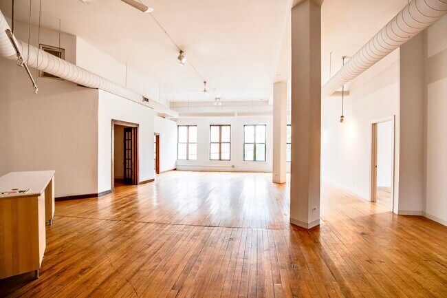 Building Photo - 1278 N Milwaukee Ave