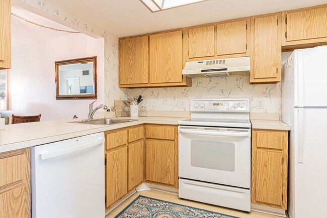 Building Photo - Ground Floor End Unit 2-Bed Condo with Lake Views | AVAIL NOW