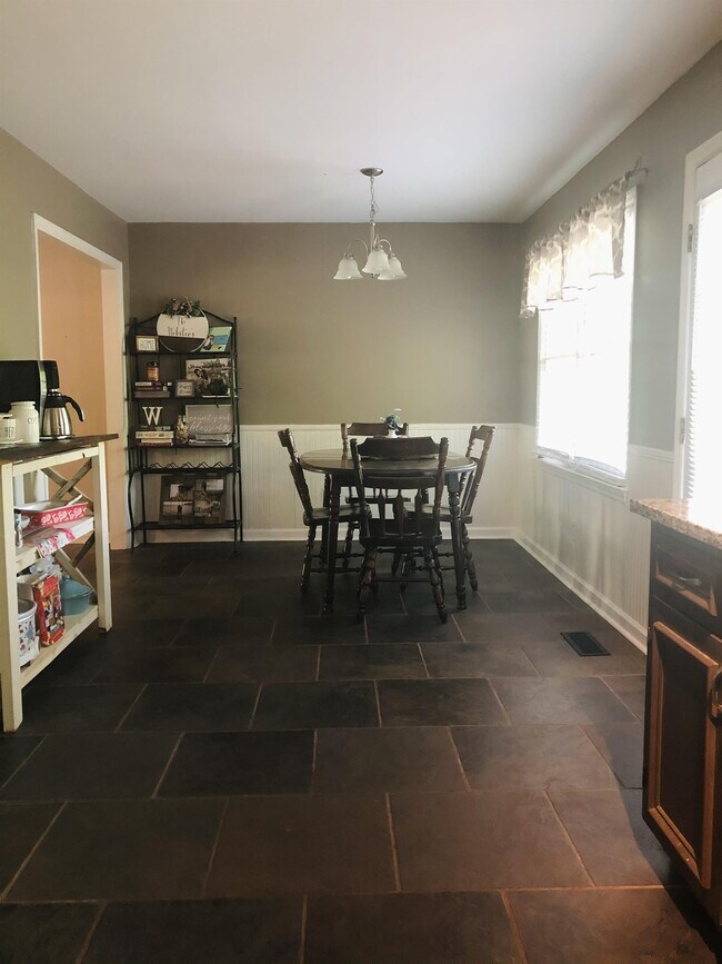 Building Photo - 1070 Acorn Ct