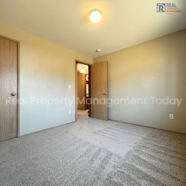 Building Photo - Great 3 bedroom home available NOW Close T...