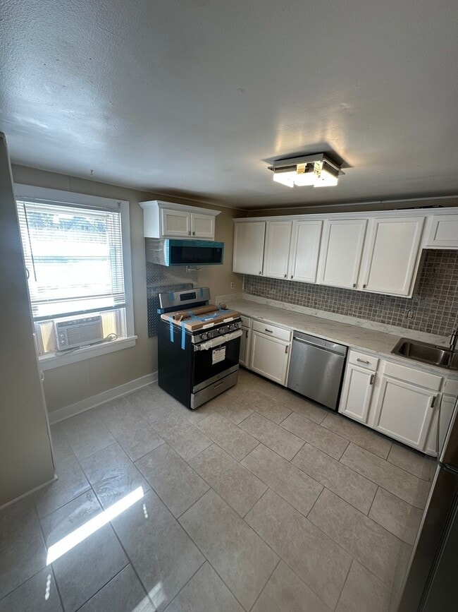 Building Photo - 554 W Station St