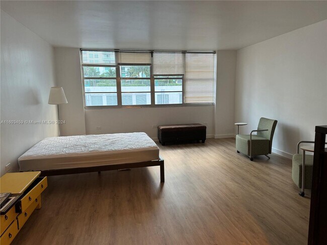Building Photo - 999 Brickell Bay Dr
