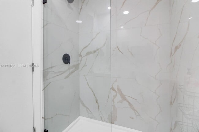 Building Photo - 320 NW 13th Ct