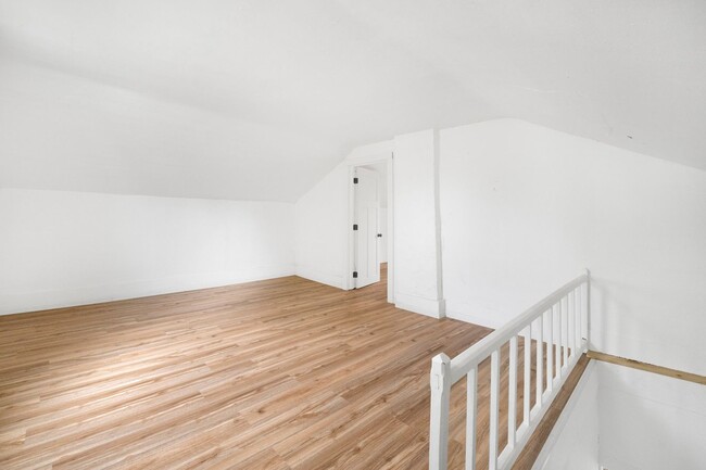 Building Photo - New Listing! 2 bed 1 bath