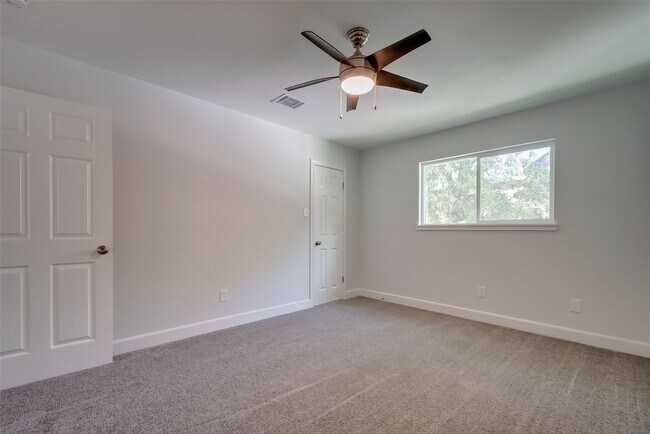 Building Photo - 818 Silvergate Dr