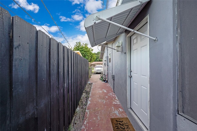 Building Photo - 8453 Southampton Dr