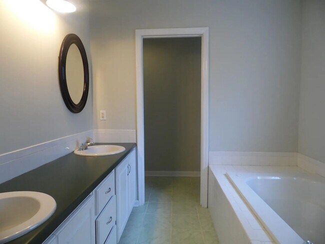 Building Photo - 147 Royal Dr