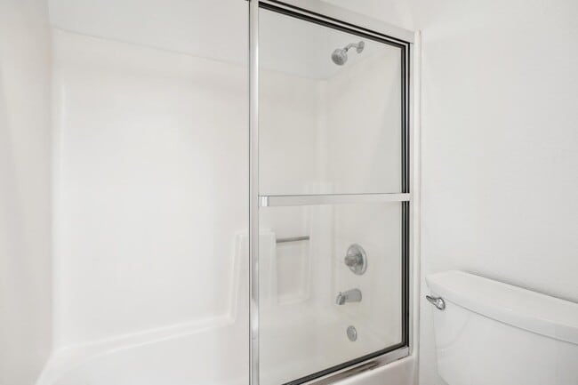 Building Photo - Delightful 3/3bth End-Unit Townhouse in Ce...