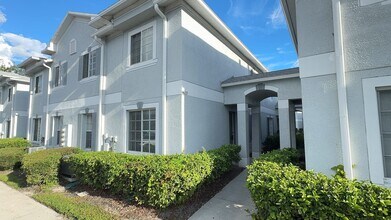 Building Photo - Newly renovated 3 bedroom/2.5 bath townhou...