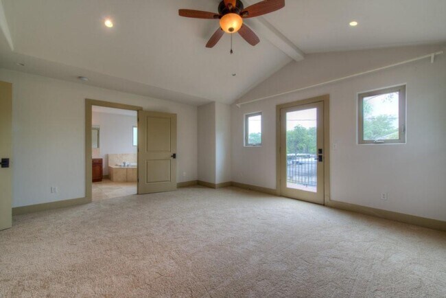 Building Photo - 605 Peacock Ln #C C