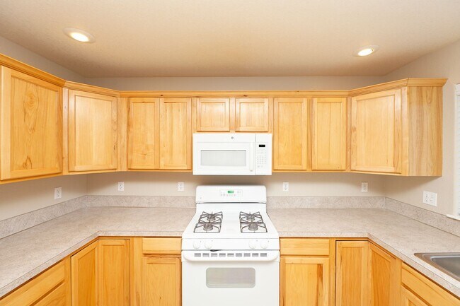 Building Photo - 4 Bedroom Home