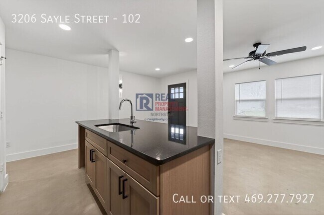 Building Photo - 3206 Sayle St