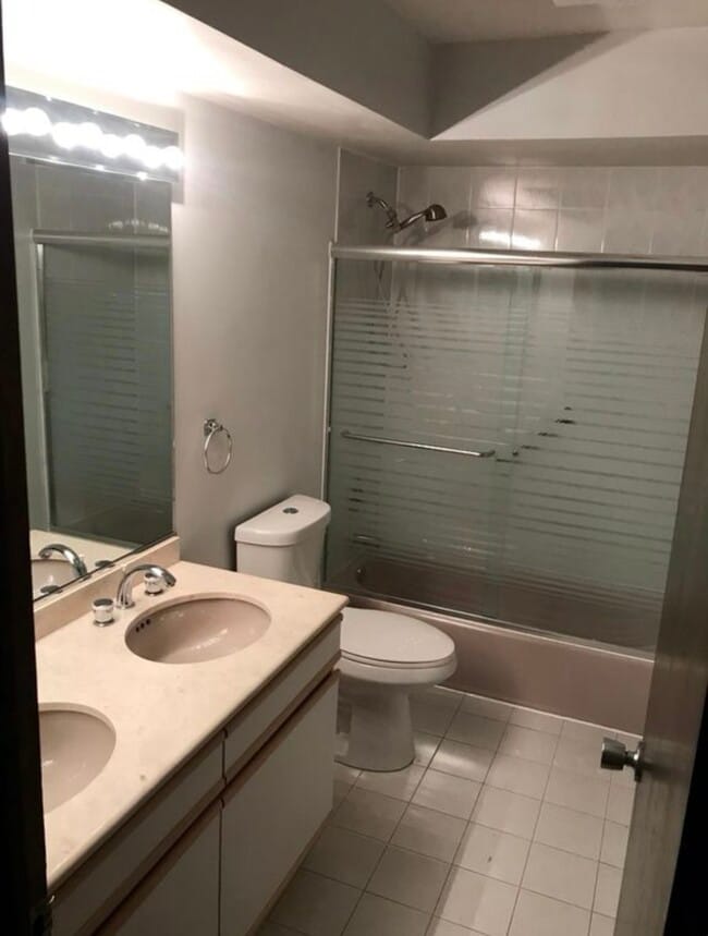 Building Photo - 2585 Longmeadow Dr
