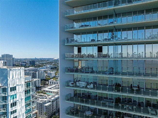 Building Photo - 700 NE 26th Terrace