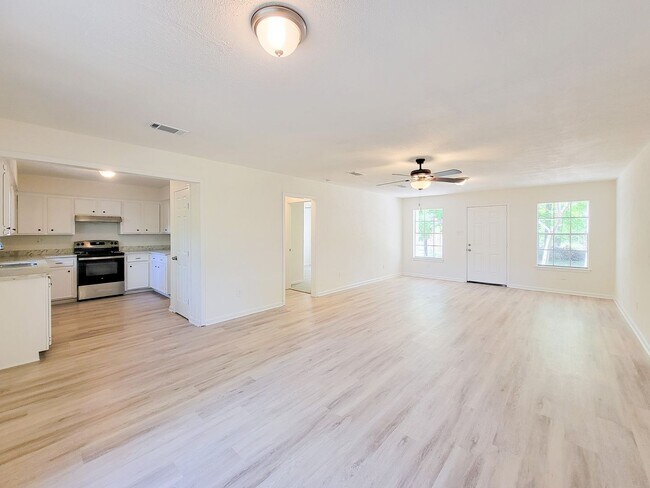 Building Photo - BEAUTIFUL RECENTLY REMODELED LEASE HOME IN HUNTSVILLE, TEXAS