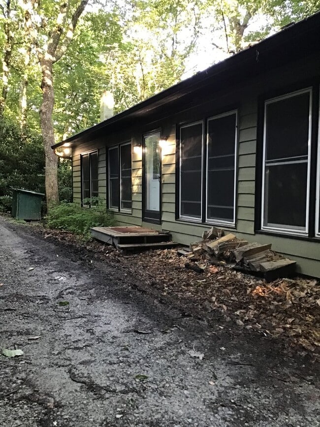 Building Photo - Spacious Mountain Home With Finished Basement & Great Location!