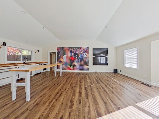 Building Photo - 3 Bedroom 2 Bath in National Hills