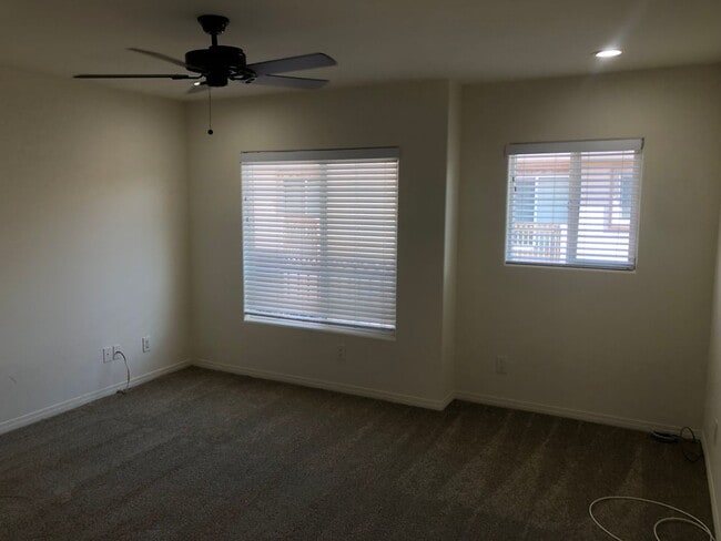 Building Photo - Beautiful Townhouse 4bd 3.75ba w/balconies...