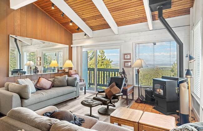 Building Photo - Fully Furnished 2 Bed / 2 Bath Corner Unit...