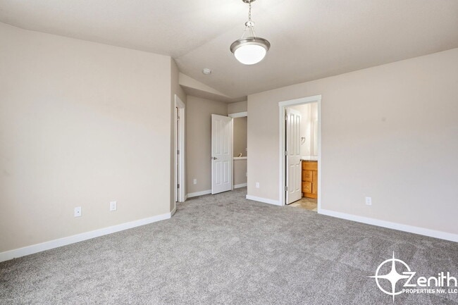 Building Photo - 5616 NE 74th Ct