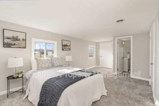 Building Photo - 28 W Main St